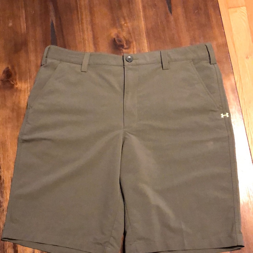 Under Armour flat front olive green golf shorts size 38 GUC